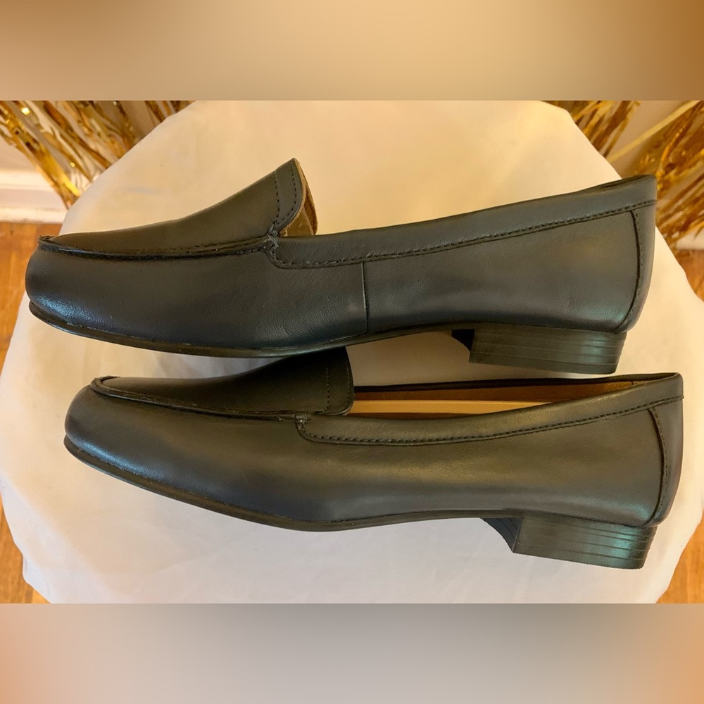 NIB Naturalizer Simmons II Women’s navy blue leather loafers size 8 Wide